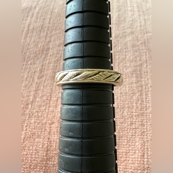 Sterling Silver Chevron-Pattern Band Ring – Size 7.5 - Picture 5 of 7